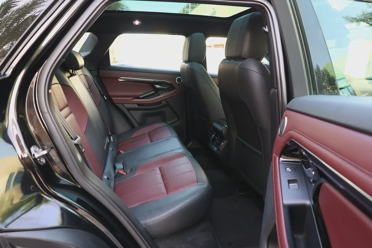 EVOQUE P250 HSE - GCC SPECS - FULL SERVICE HISTORY - ACCIDENT FREE - UNDER WARRANTY --19-19