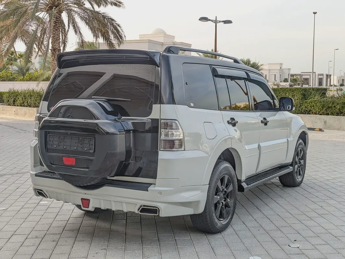 MITSUBISHI PAJERO 2016 MODIFIED SIGNATURE EDITION GLS MID V6 3.5L GCC IN EXCELLENT CONDITION