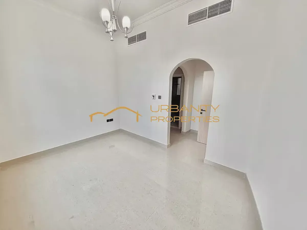 Spacious || 5 Bedroom Villa || ideal Location ||-1-1