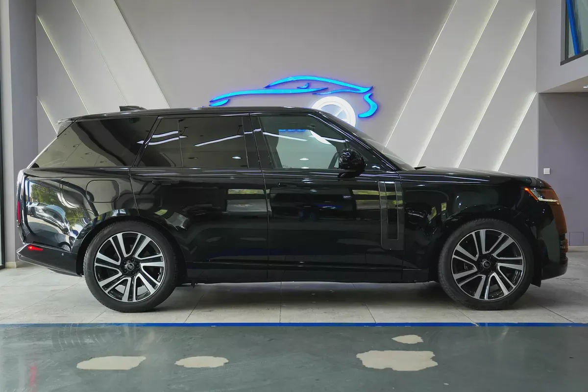 2023 - Range Rover Vogue SE P530 - GCC-5-5