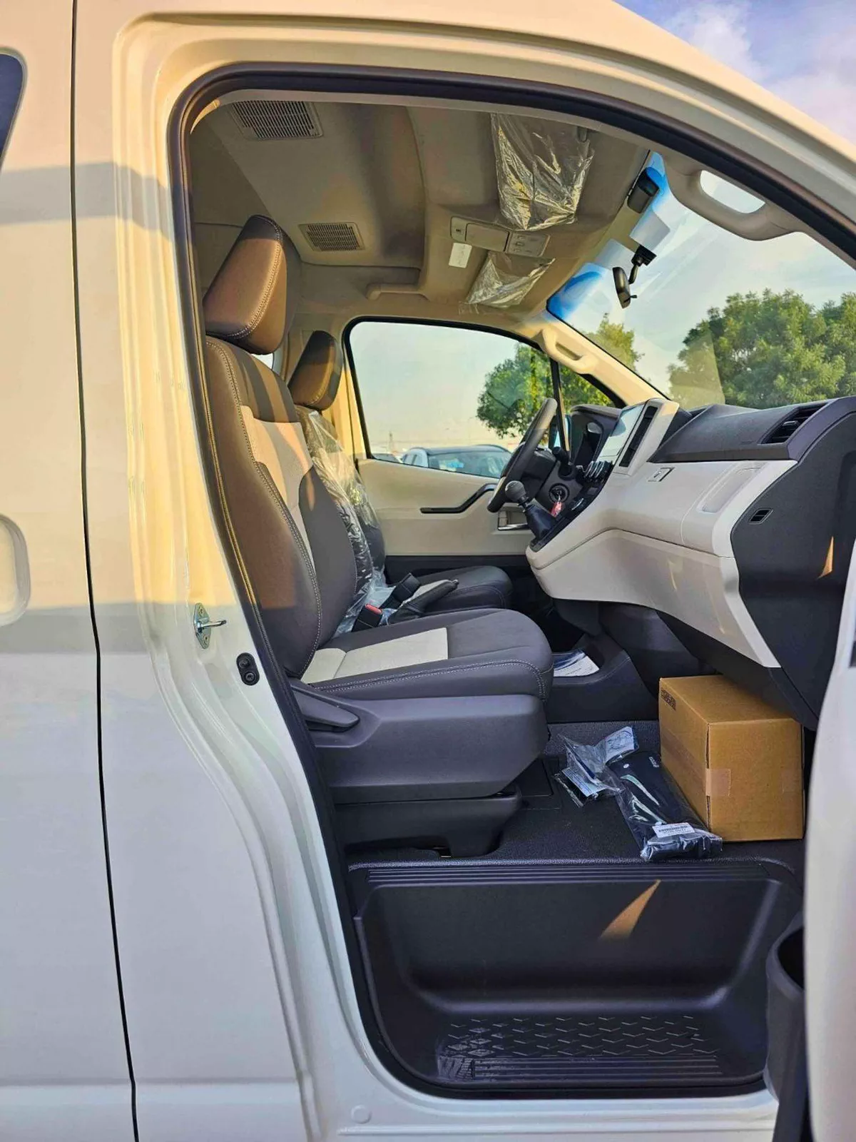 Toyota Hiace GL HIGHROOF GL / 13 SEATS WITH LEATHER / 2.8L DIESEL M/T V4 (CODE # HRDMGLJ)-10-0
