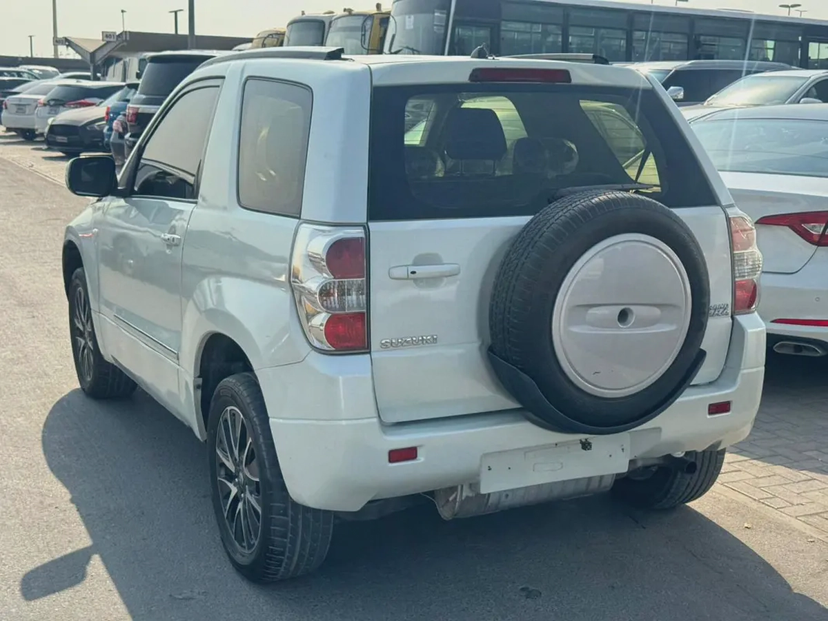 Suzuki Vitara 2010 white color 2 does GCzc calen car