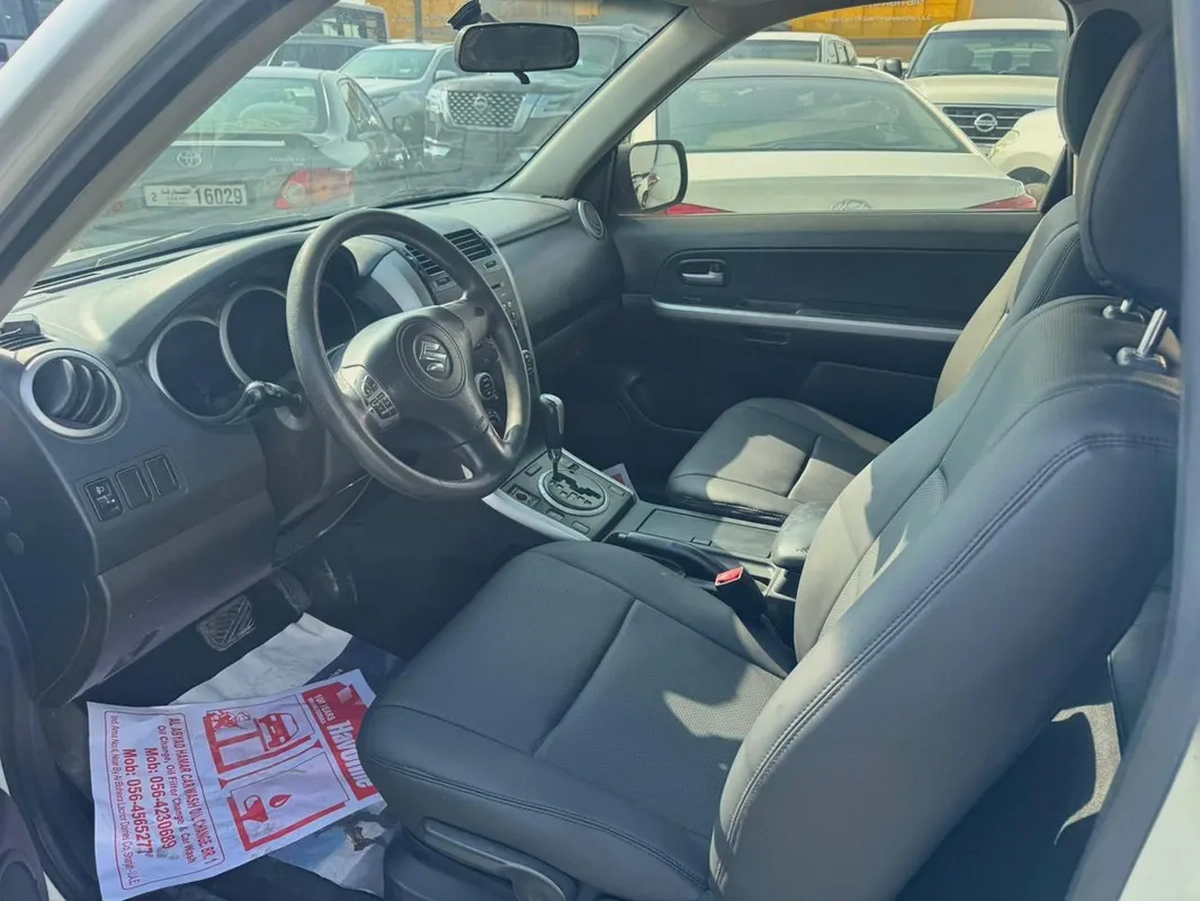 Suzuki Vitara 2010 white color 2 does GCzc calen car
