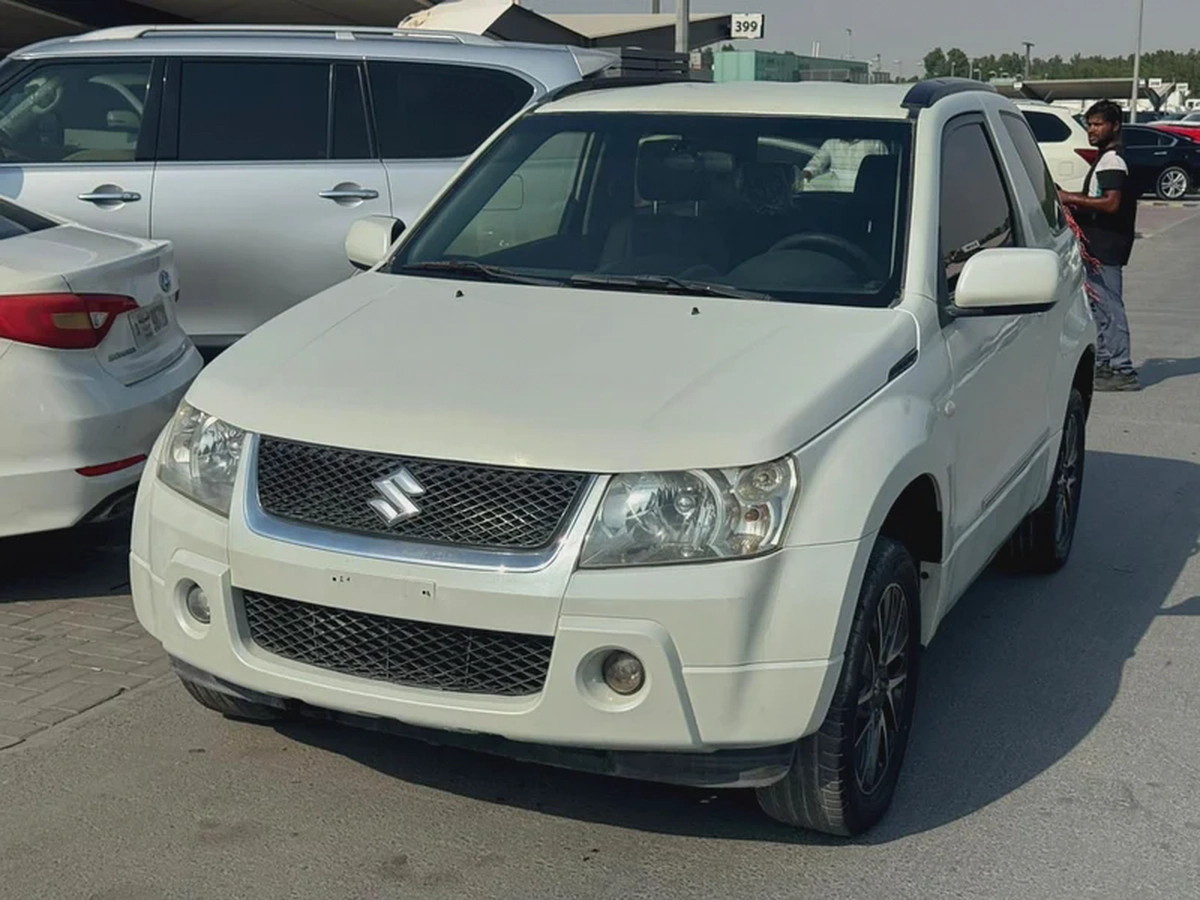 Suzuki Vitara 2010 white color 2 does GCzc calen car