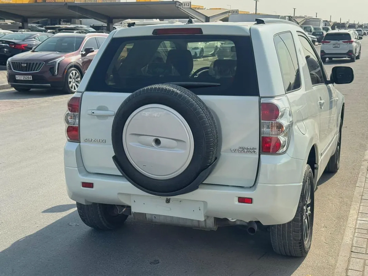Suzuki Vitara 2010 white color 2 does GCzc calen car