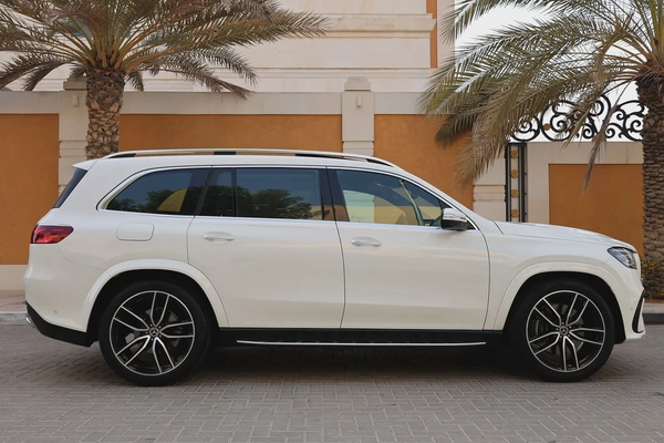 MERCEDES-BENZ GLS 450-NIGHT PACKEG 14000KM ONLY 5 YEAR WARRANTYSERVICE CONTRACT GARGASH-GCC SPE