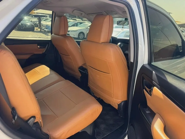 Toyota fortuner 2018 white color GCC calen car