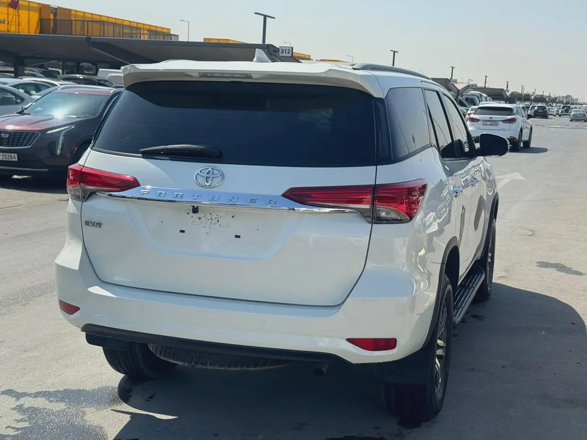 Toyota fortuner 2018 white color GCC calen car-2-2