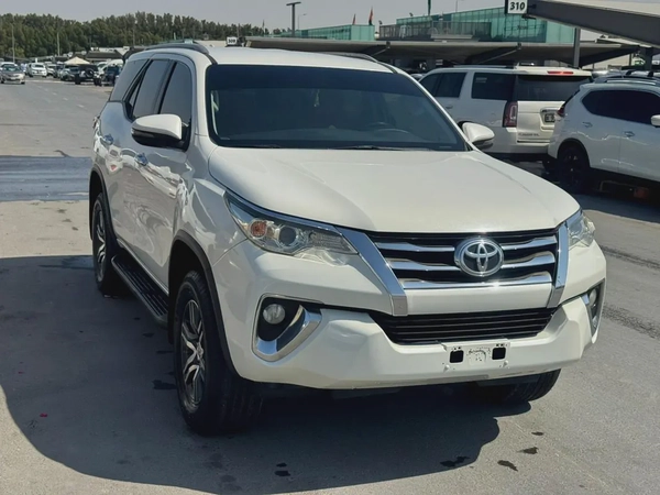 Toyota fortuner 2018 white color GCC calen car