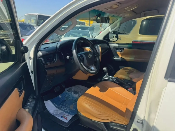 Toyota fortuner 2018 white color GCC calen car