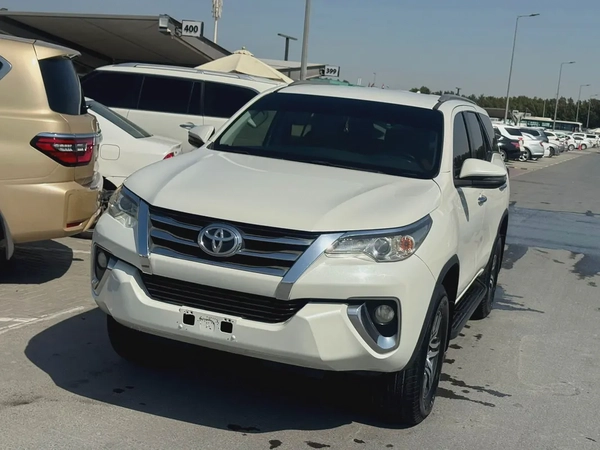 Toyota fortuner 2018 white color GCC calen car