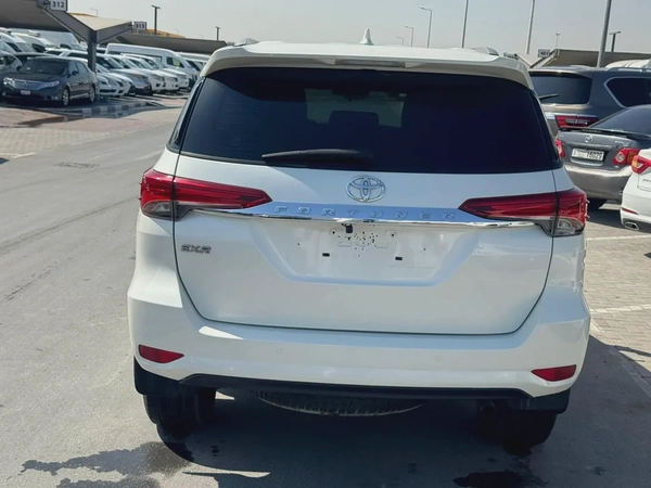 Toyota fortuner 2018 white color GCC calen car