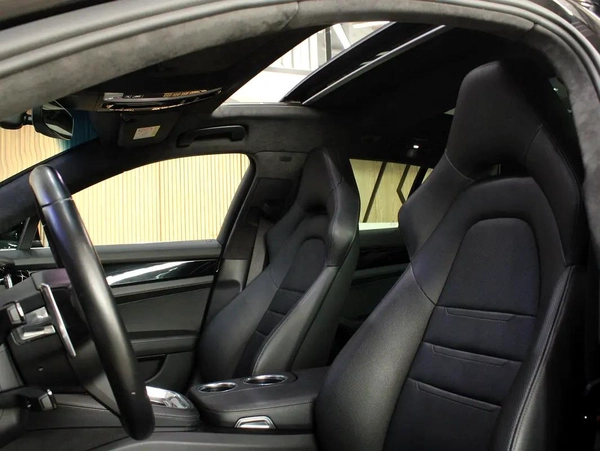 2020 - Porsche Panamera Turbo S E-Hybrid - Prestige Condition for 360,000.00 AED
