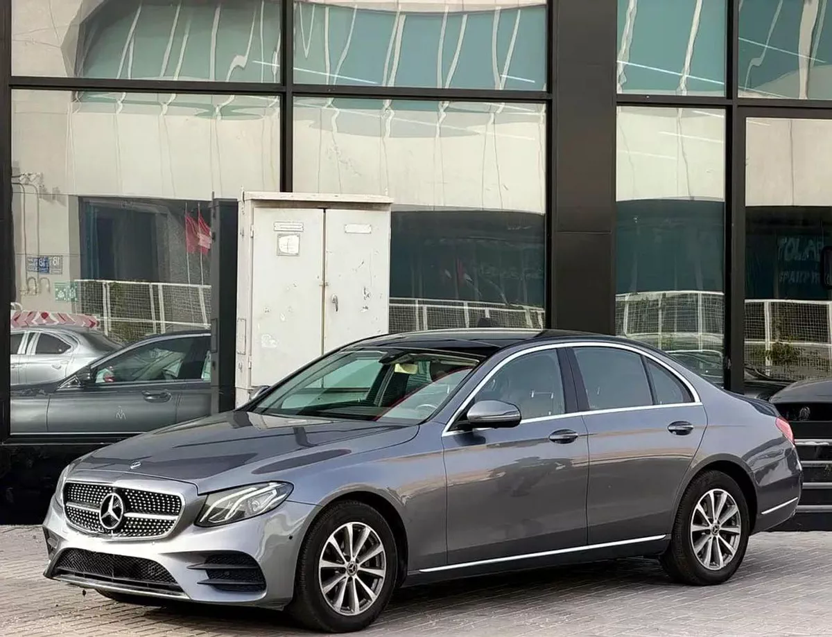 Mercedes Benz E200 STANDARD E 200 | GCC Specs | Pristine Condition-1-0