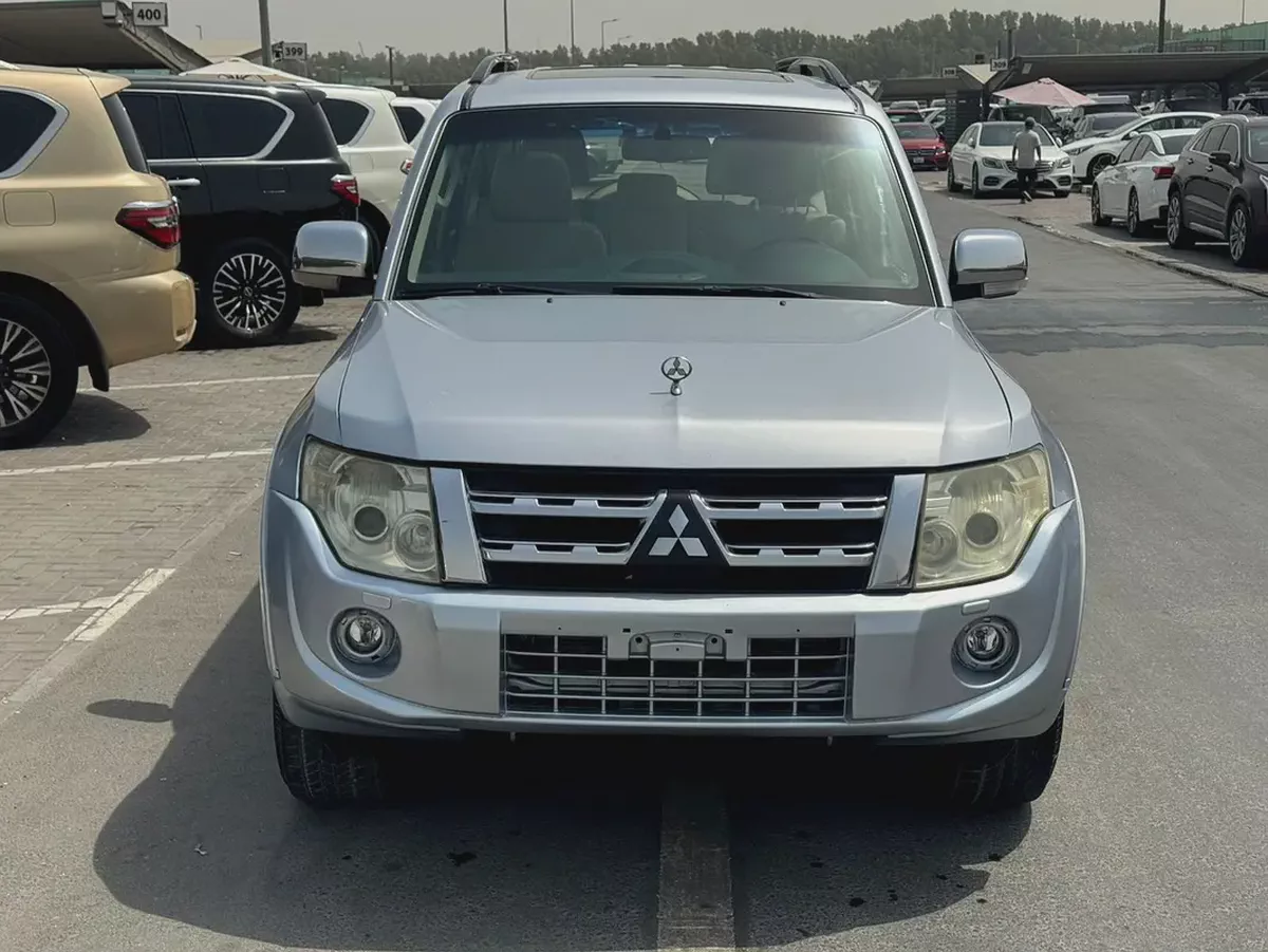 Mitsubshi pajero 2013 fullopshin silver color GCC Calen xar