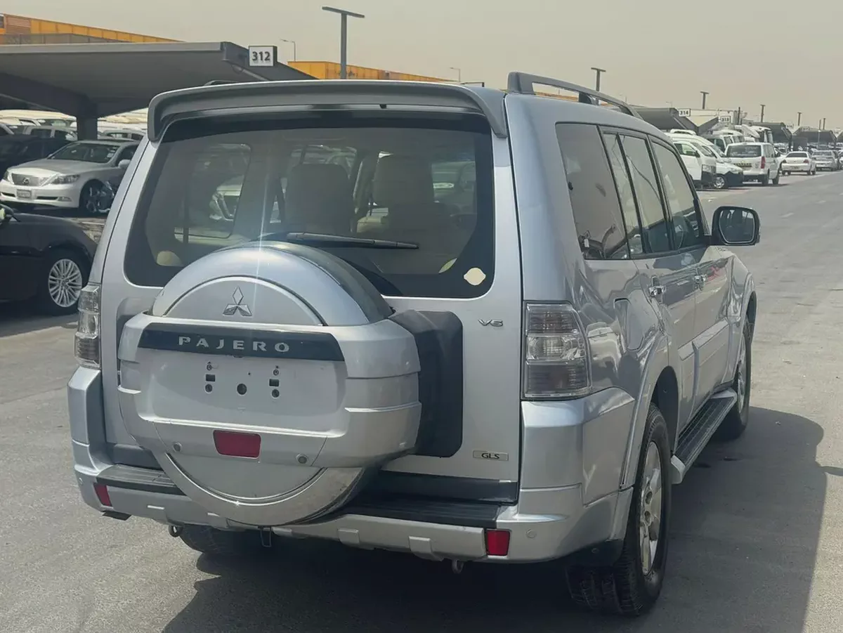 Mitsubshi pajero 2013 fullopshin silver color GCC Calen xar-4-4