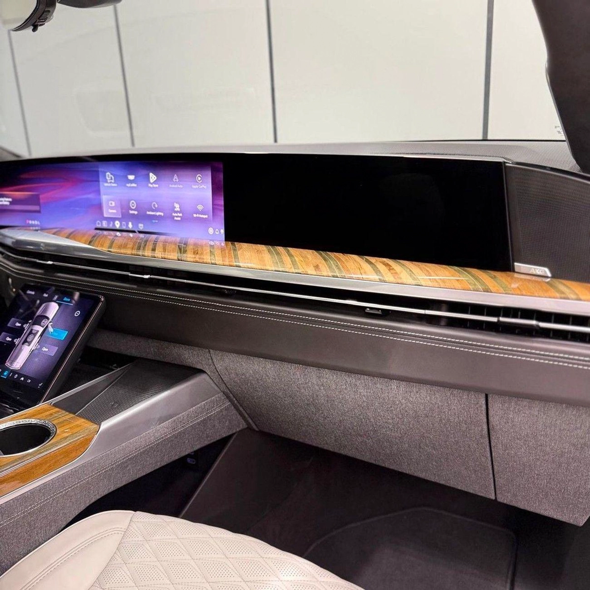 Cadillac Escalade Sport Platinum Cadillac Escalade Sport Platinum Full Option 2025 GCC specs | Warranty and service contract-15-0