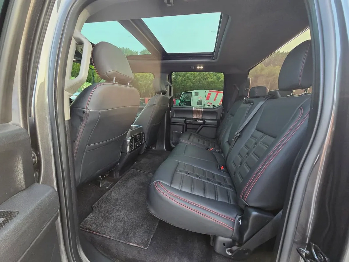 Ford F-150 Shelby 2018 GCC Specs | 755 HP | Perfect condition | 2 Keys | Orginal paint |