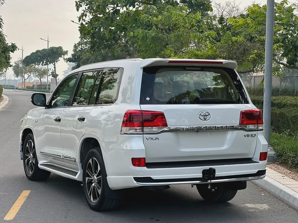 Toyota Land Cruiser VXR 2017 - GCC Specs