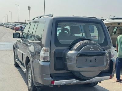 Mitsubshi pajero 2011 Gary color GCC calen car-1