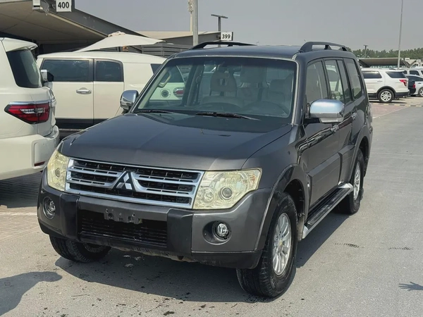 Mitsubshi pajero 2011 Gary color GCC calen car