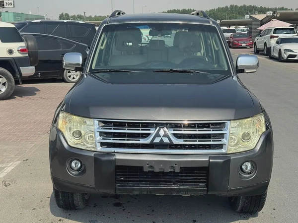 Mitsubshi pajero 2011 Gary color GCC calen car