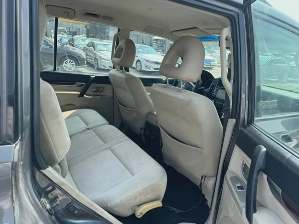 Mitsubshi pajero 2011 Gary color GCC calen car