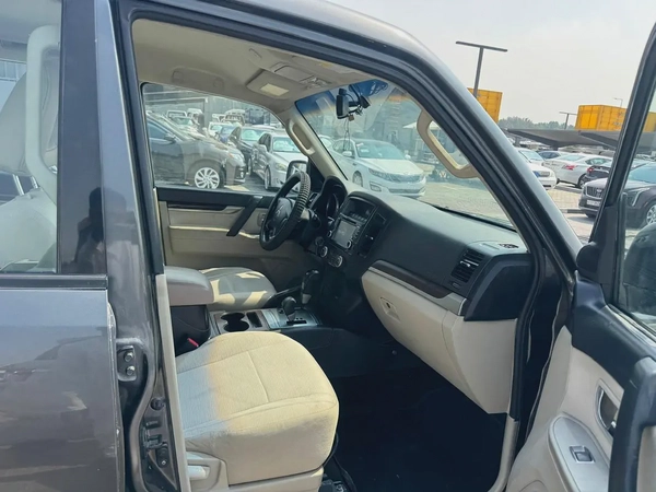 Mitsubshi pajero 2011 Gary color GCC calen car