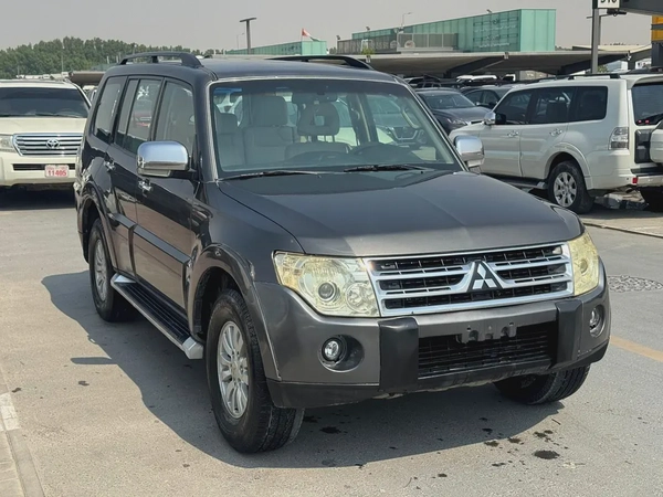 Mitsubshi pajero 2011 Gary color GCC calen car