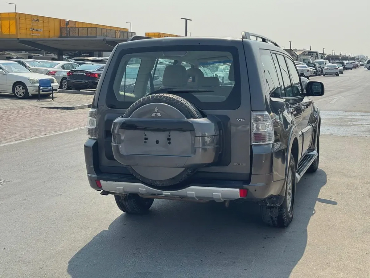 Mitsubshi pajero 2011 Gary color GCC calen car-5-5
