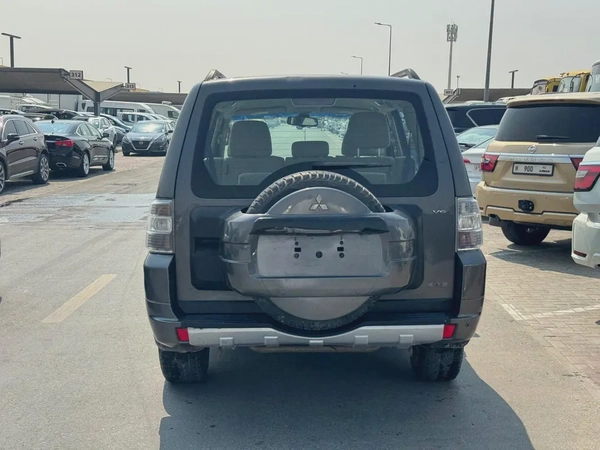 Mitsubshi pajero 2011 Gary color GCC calen car