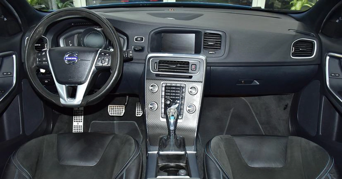Volvo V60 Polestar T6 ( 2016 Model ) in Blue Color GCC Specs