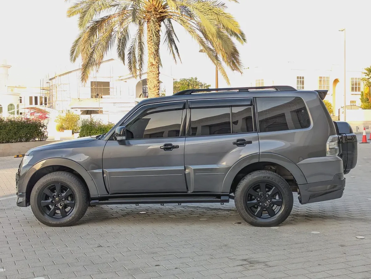 MITSUBISHI PAJERO 2017 GLS MID OPTION GCC IN EXCELLENT CONDITION