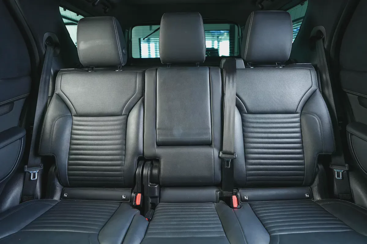 Land Rover Discovery SE R-Dynamic-GCC-7 Seats-Full Service History-Black Pack-19-19