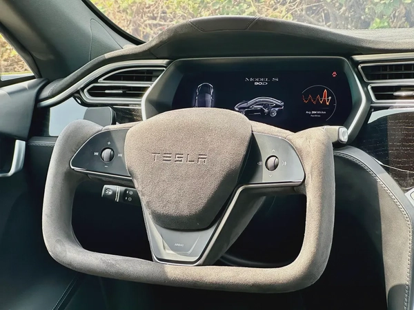 2017 Tesla Model S 90D - GCC Specs