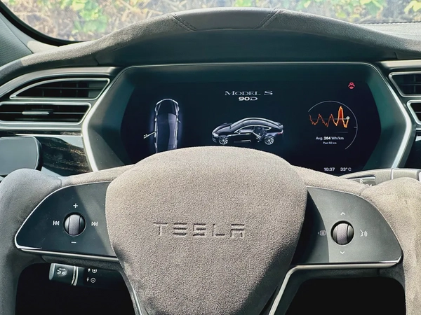 2017 Tesla Model S 90D - GCC Specs