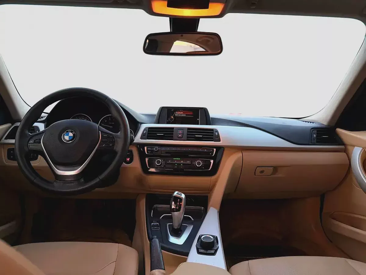 BMW 320i | 2.0L TURBO | 184 HP | GCC SPECS | 2017-12-12
