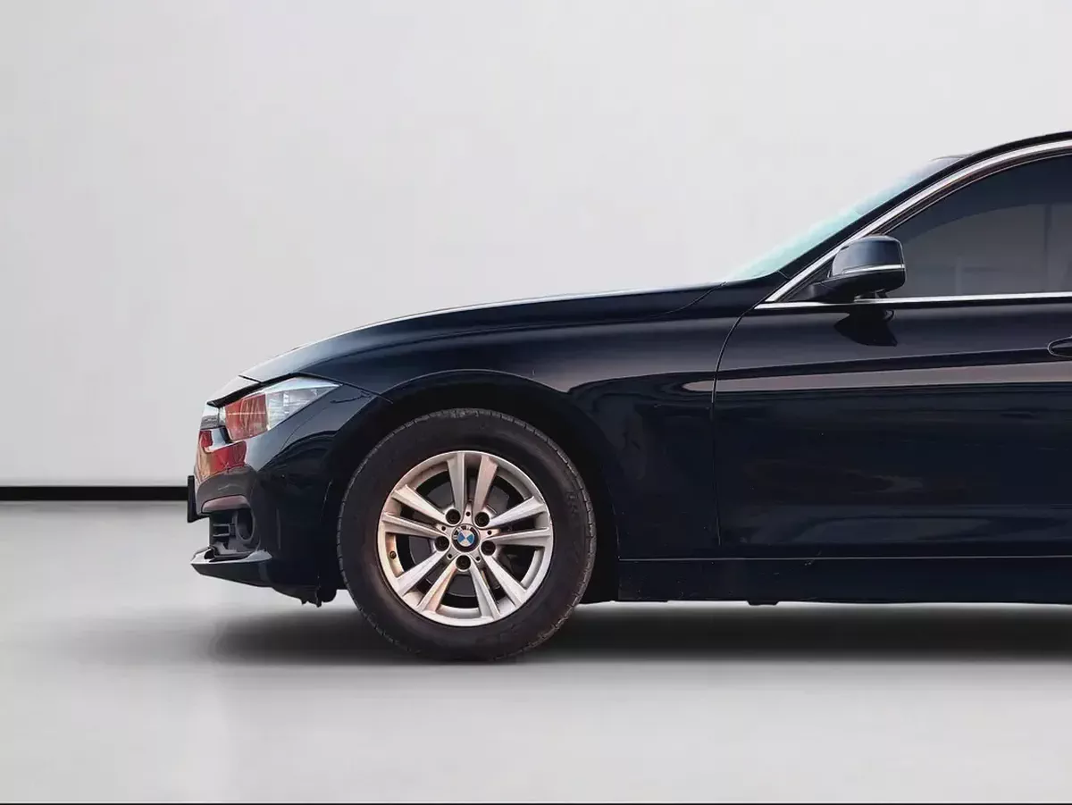BMW 320i | 2.0L TURBO | 184 HP | GCC SPECS | 2017-8-8
