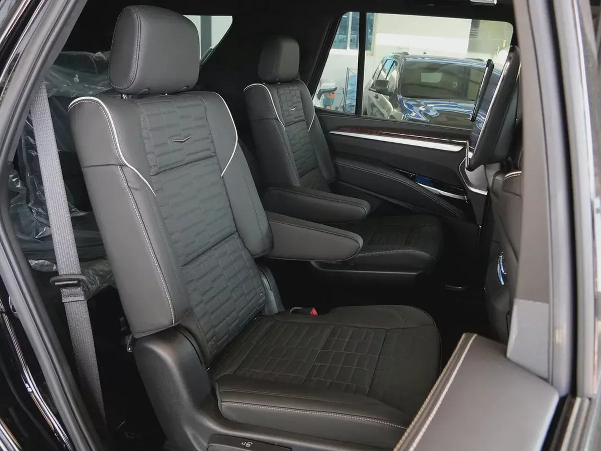 2025 ESCALADE SPORT PLATINUM CAPTAIN SEATS SUV BRAND NEW 0KM-12-12