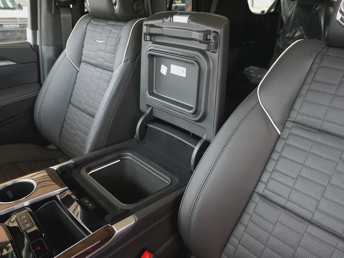 2025 ESCALADE SPORT PLATINUM CAPTAIN SEATS SUV BRAND NEW 0KM-14-14