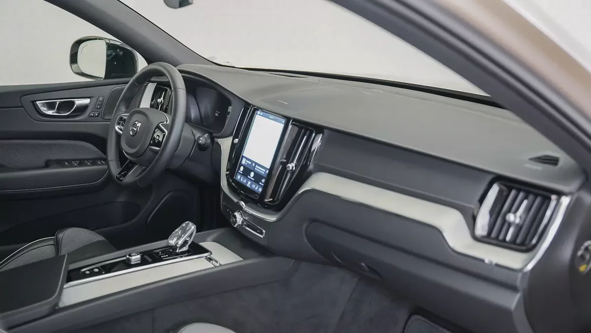 2024 Volvo XC60 B5 Ultimate Dark | GCC Specs |Volvo Active Warranty January 2028-5-5