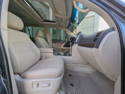 TOYOTA LAND CRUISER 2018 GXR TOP V8 5.7L GCC IN EXCELLENT CONDITION-2