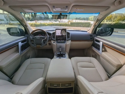 TOYOTA LAND CRUISER 2018 GXR TOP V8 5.7L GCC IN EXCELLENT CONDITION-8