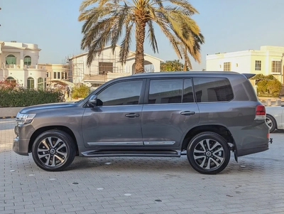 TOYOTA LAND CRUISER 2018 GXR TOP V8 5.7L GCC IN EXCELLENT CONDITION-14