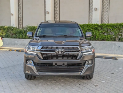 TOYOTA LAND CRUISER 2018 GXR TOP V8 5.7L GCC IN EXCELLENT CONDITION-17
