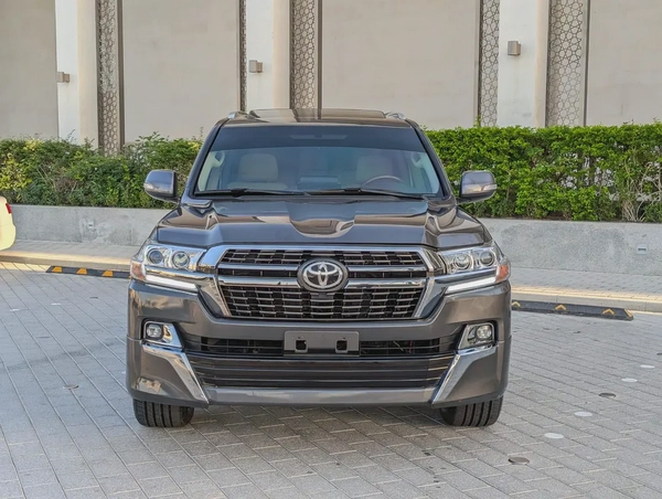 TOYOTA LAND CRUISER 2018 GXR TOP V8 5.7L GCC IN EXCELLENT CONDITION
