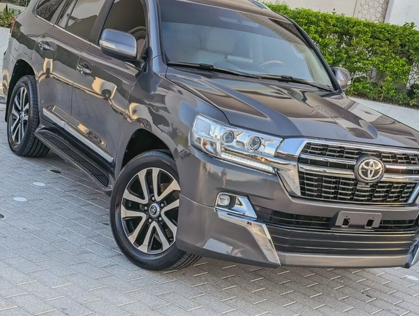 TOYOTA LAND CRUISER 2018 GXR TOP V8 5.7L GCC IN EXCELLENT CONDITION