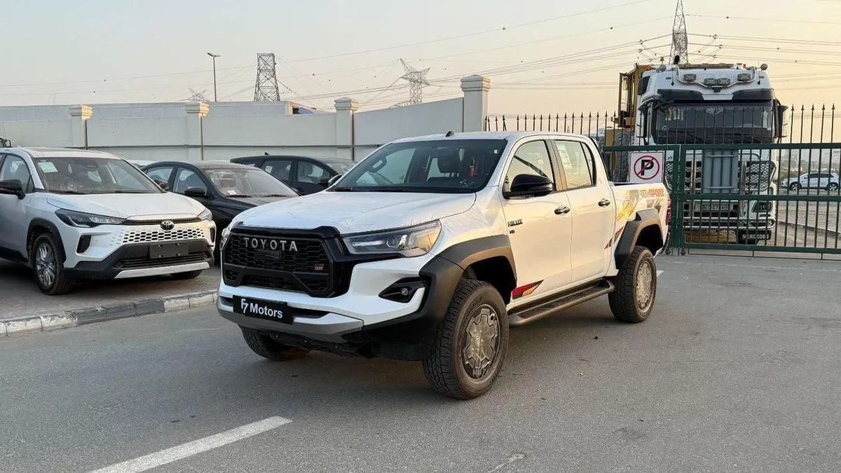 Toyota Hilux GR Sport 4.0L - Toyota Hilux - 2025 – 4.0L V6 4x4 (GCC)-2-0