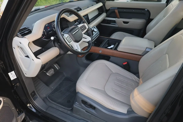 LAND ROVER DEFENDER 90 HSE ( P400 ) - GCC SPECS - ACCIDENT FREE - FULL SERVICE HISTORY -