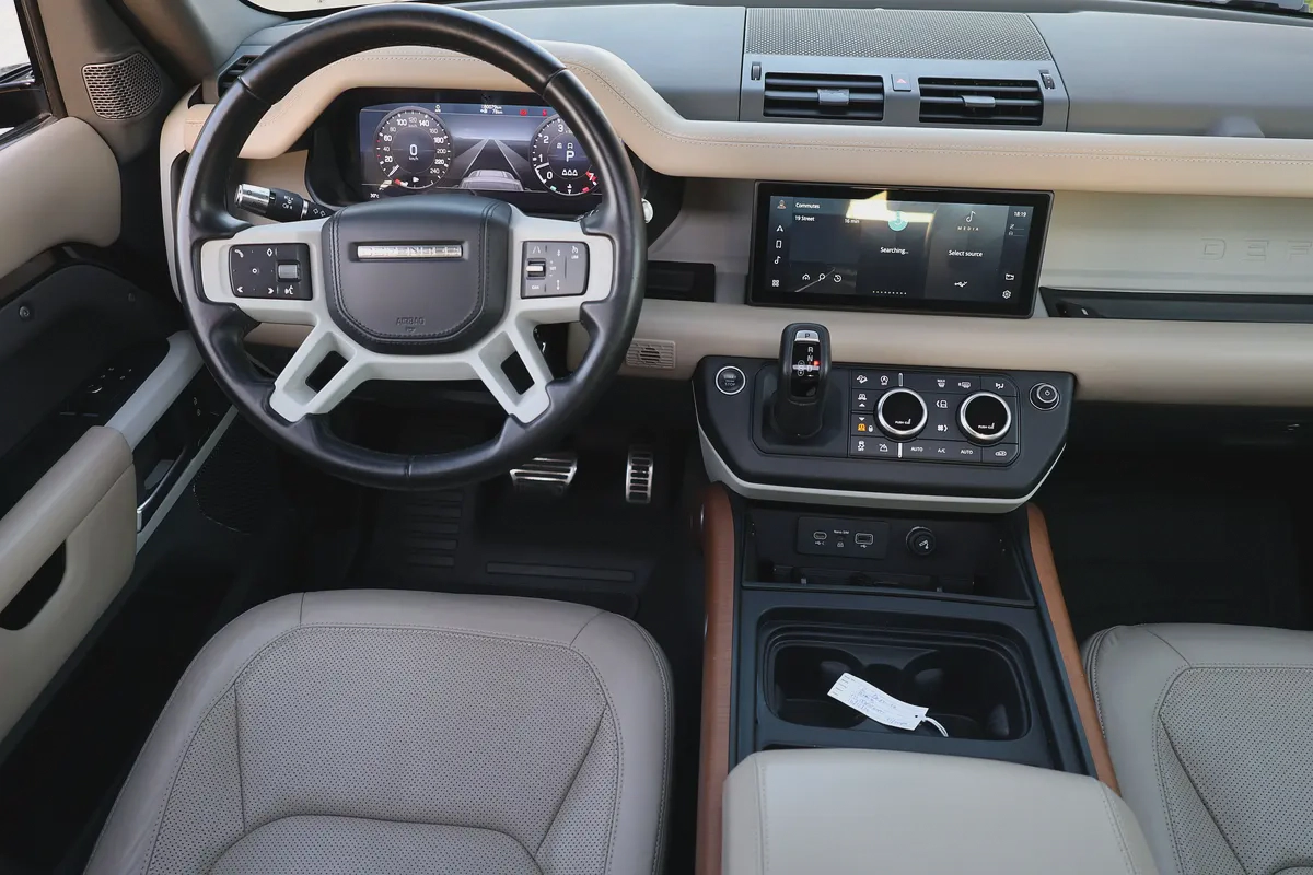 LAND ROVER DEFENDER 90 HSE ( P400 ) - GCC SPECS - ACCIDENT FREE - FULL SERVICE HISTORY --12-12